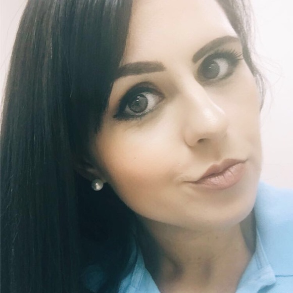 Meet your Posher, Alyssa - Picture 2 of 2